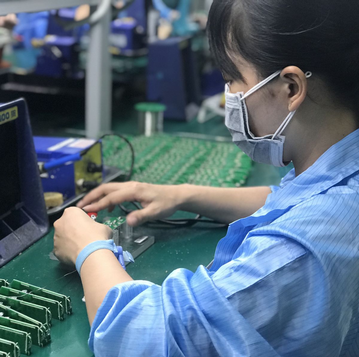 BÊN TRONG NHÀ MÁY SẢN XUẤT LINH KIỆN ĐIỆN TỬ CỦA DLG TẠI TP.HCM