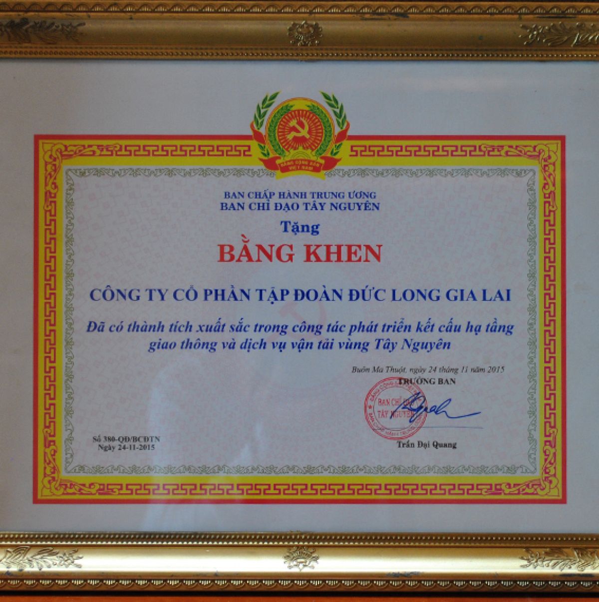 ĐẠI TƯỚNG TRẦN ĐẠI QUANG ĐÍCH THÂN TRAO TẶNG BẰNG KHEN CHO TẬP ĐOÀN ĐỨC LONG GIA LAI